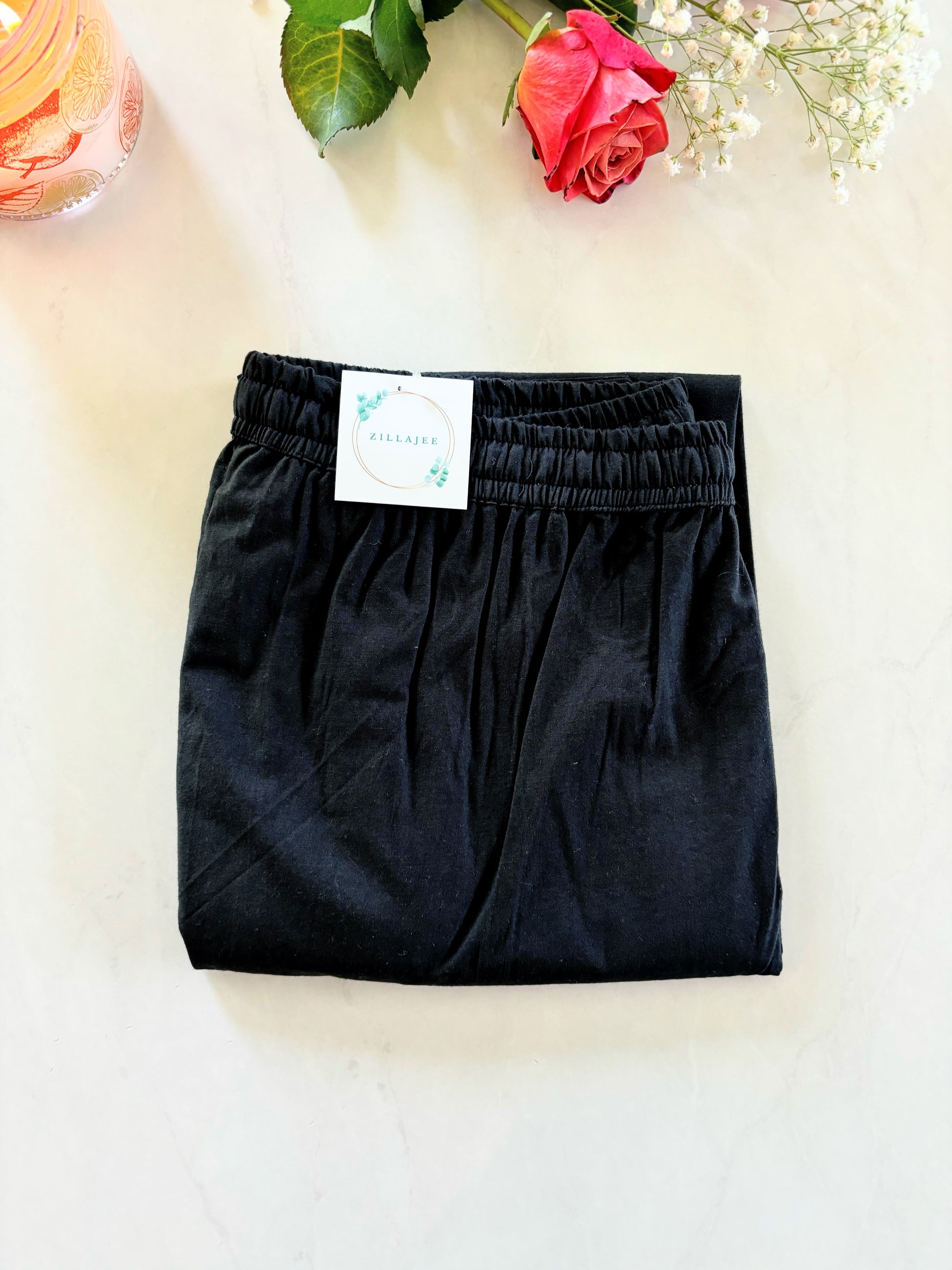 Comfortable solid black poplin cotton lounge pants for women with an elastic waistband and side pockets. Ideal for lounging and relaxing