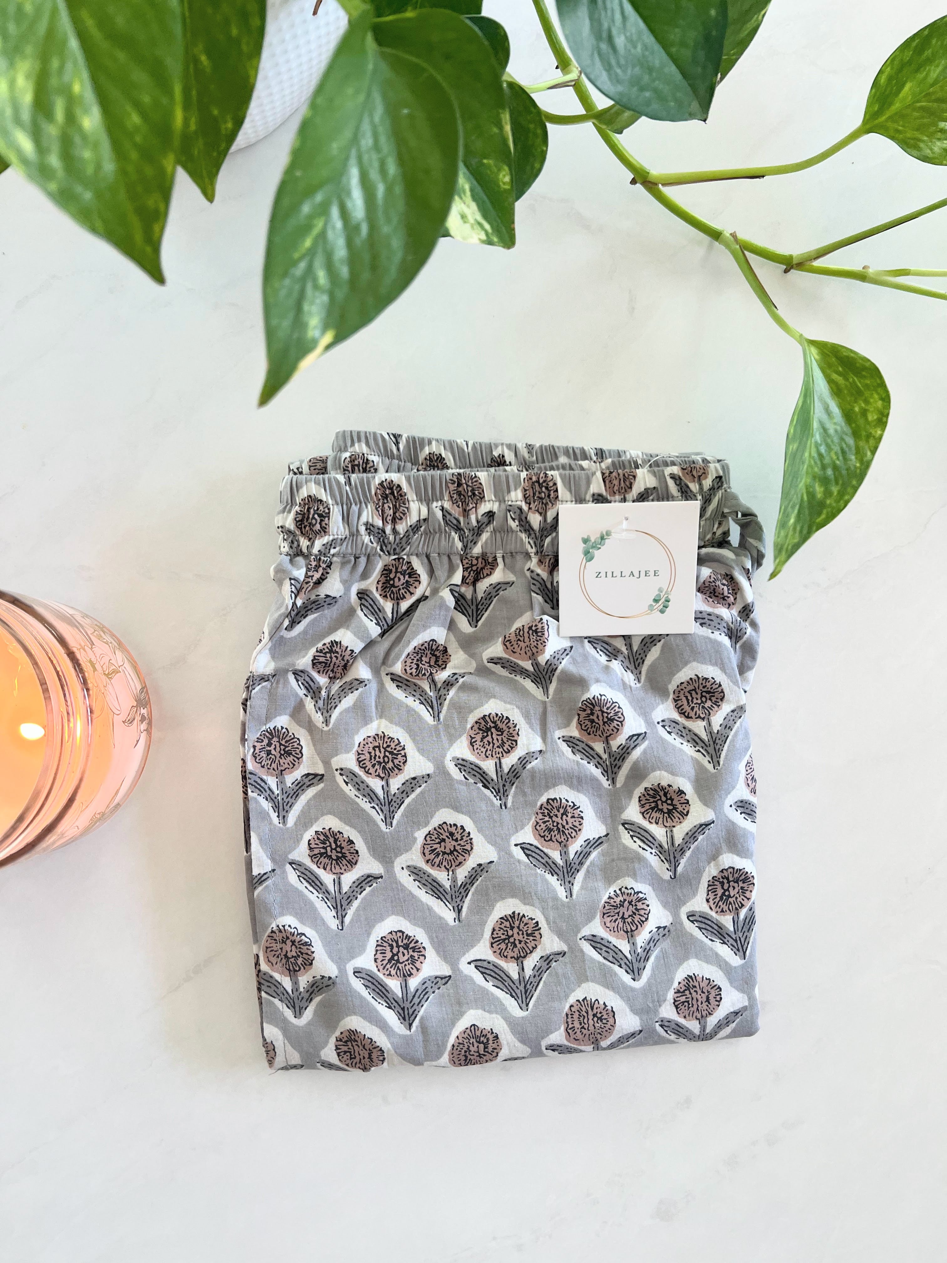 Comfortable 100% cotton pajama pants for women in a gray floral print, with brown and gray flowers, perfect for relaxing or a good night's sleep, complete with pockets